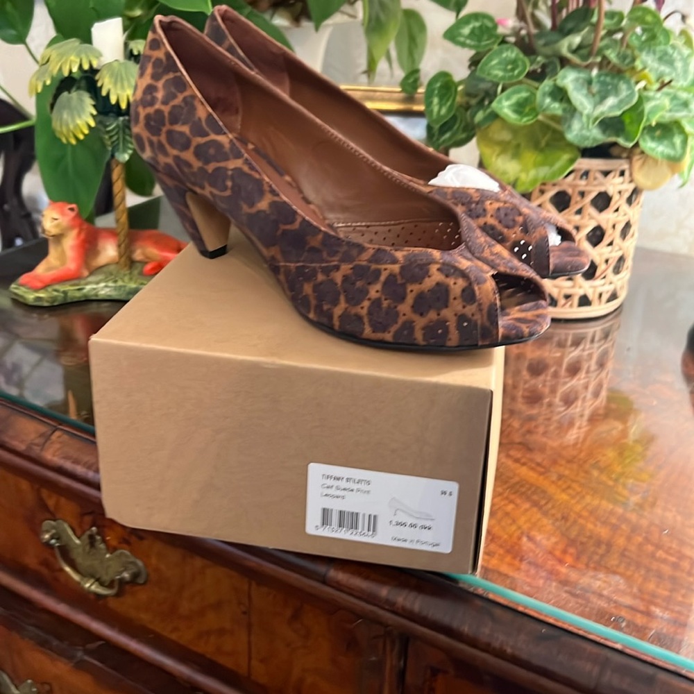 Anonymous 39.5 size kitten pumps in a suede leopard.